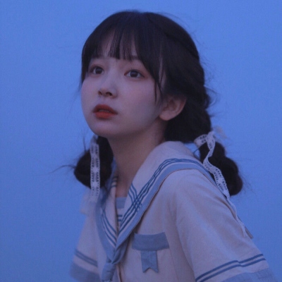 7张清新感拉满的蓝色系真人女生头像来啦