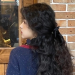 9张氛围感拉满的卷发女生微信头像，又潮又仙