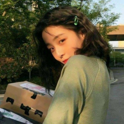 14张高清玩网风女生QQ头像 个性感拉满