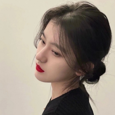 热门微丧风真人女生头像，8张质感图分享