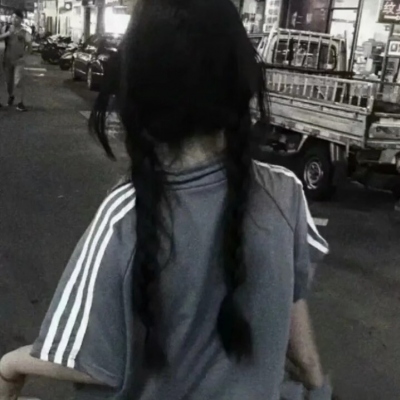 女生酷酷的真人微信头像合集 共12张
