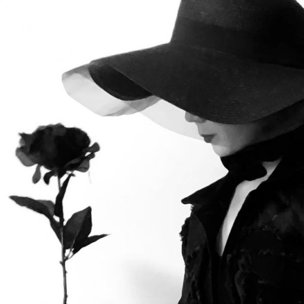 女生冷酷背影黑白伤感头像合集 10张超清精选