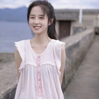 小脸头像网更新8张清纯干净女生露脸真人头像