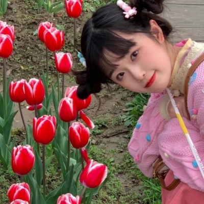 12张氛围感拉满！背景带花的唯美女生真人头像