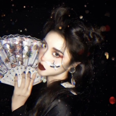 女生暗黑系真人酷头像合集（17张）