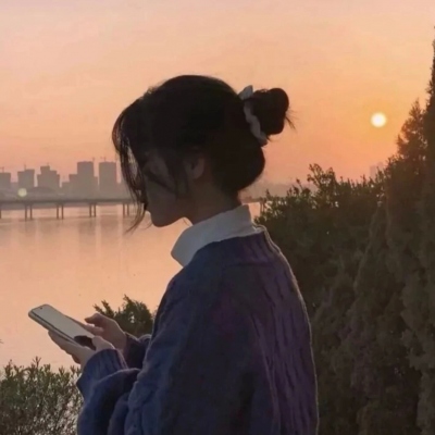 女生酷酷的真人微信头像合集 共12张