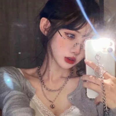 女生戴眼镜甜酷风真人头像合集来啦，共8张