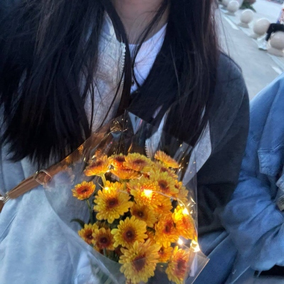 手拿鲜花不露脸的女生头像合集（10张）