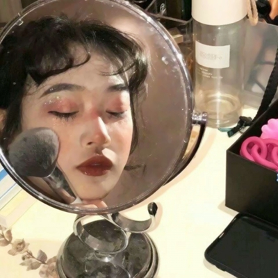 16张高清港风复古女生头像 氛围感拉满