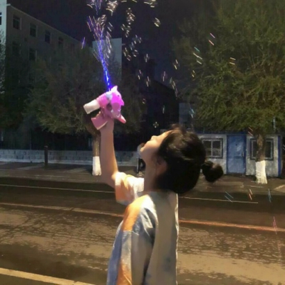 微信闺蜜头像来啦！10张高清玩泡泡机的女生双人头像