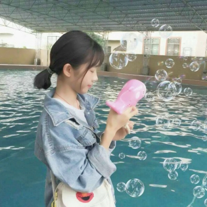 微信闺蜜头像来啦！10张高清玩泡泡机的女生双人头像