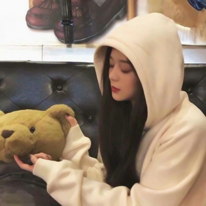 17张氛围感拉满的真人女生头像 精选高清意境女头