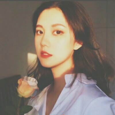 淡黄色滤镜太绝！9张清新感拉满的女生头像快收藏