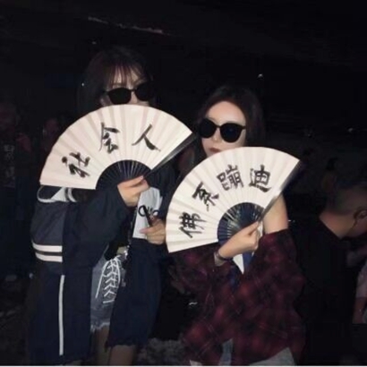 飒爽又带感！17张拿扇子的霸气女生头像合集