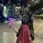 微信闺蜜头像来啦！10张高清玩泡泡机的女生双人头像