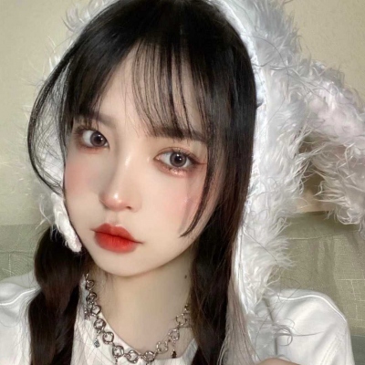 最新款个性女生头像来啦！共8张风格独特的女生头像合集，由小脸头像网更新发布，可供用户直接取用。