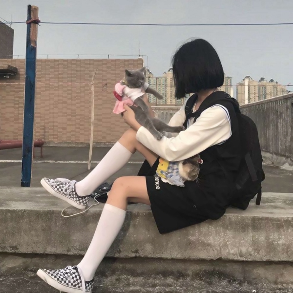 抱着猫不露脸的侧面女生头像 14张高清最新图