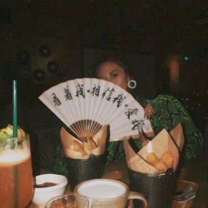 飒爽又带感！17张拿扇子的霸气女生头像合集