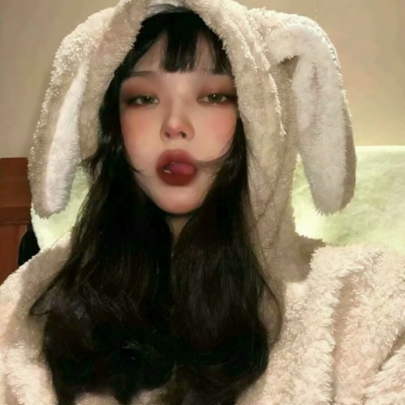 17张高清兔耳女生真人头像 好看又治愈