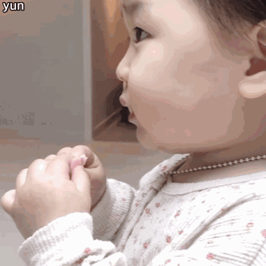 超治愈！这组萌娃GIF表情包简直是斗图杀器