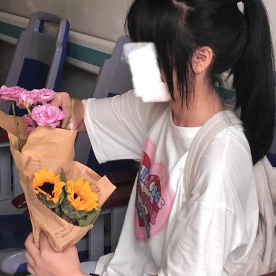手拿鲜花不露脸的女生头像合集（10张）