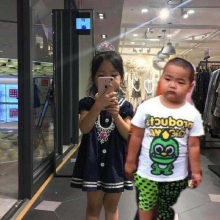 权律二和表情包顶流的P图合影火了