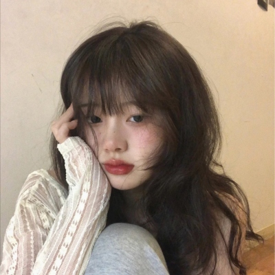 9张氛围感拉满的卷发女生微信头像，又潮又仙