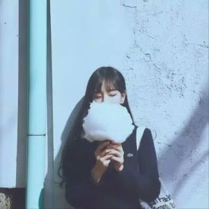 一张吃棉花糖的女生头像分享