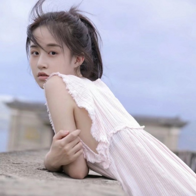 小脸头像网更新8张清纯干净女生露脸真人头像