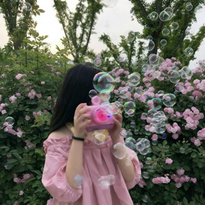 微信闺蜜头像来啦！10张高清玩泡泡机的女生双人头像