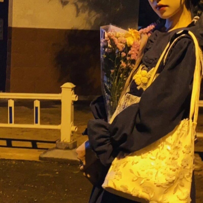 手拿鲜花不露脸的女生头像合集（10张）