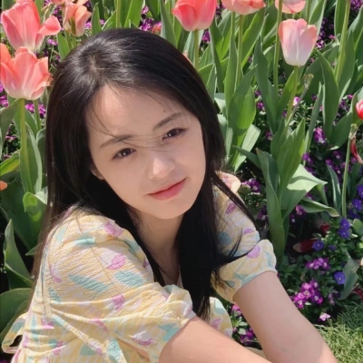 12张氛围感拉满！背景带花的唯美女生真人头像