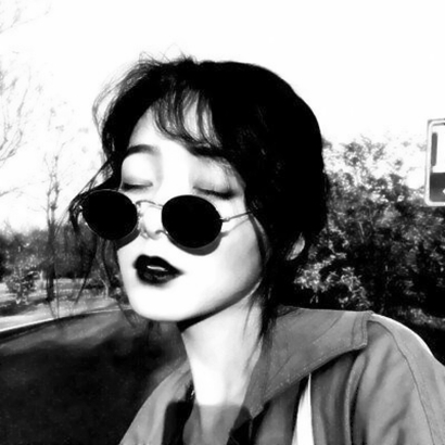 12张氛围感拉满的黑白高清女生头像 带着淡淡的灰色心情