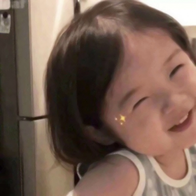 软萌小女孩头像合集 12张不同表情的可爱嘟嘴萌娃图