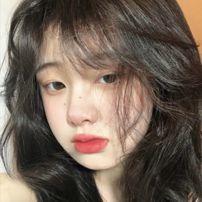 9张氛围感拉满的卷发女生微信头像，又潮又仙