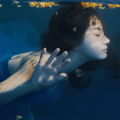 7张清新感拉满的蓝色系真人女生头像来啦