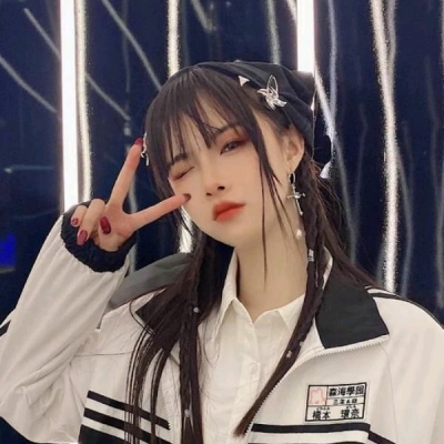 微博上超火的甜美真人女生头像合集，一共11张