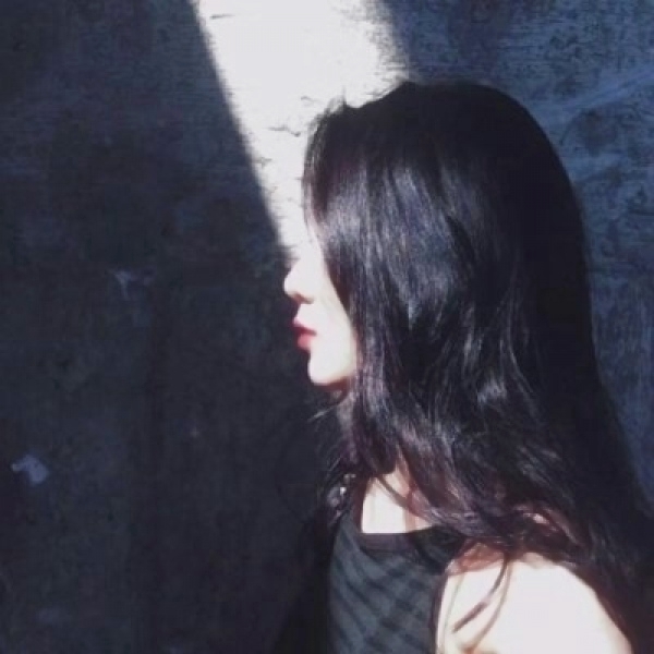 14张氛围感拉满的侧脸女生头像 气质感直接拉满