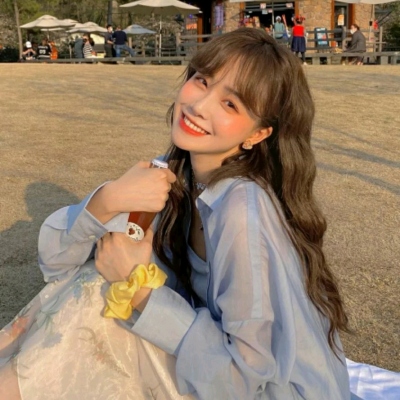 微博上超火的甜美真人女生头像合集，一共11张