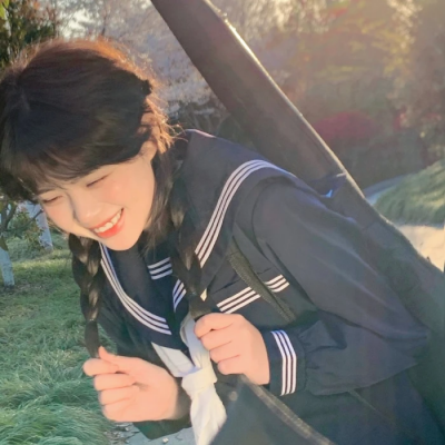 新款！9张真人女生校服可爱头像分享