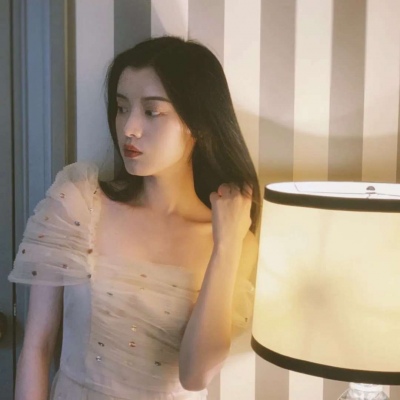 12张氛围感拉满的女生复古真人头像合集