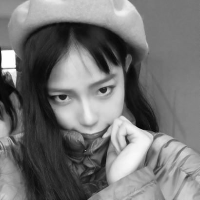 12张氛围感拉满的黑白高清女生头像 带着淡淡的灰色心情