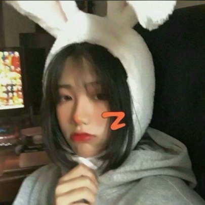17张高清兔耳女生真人头像 好看又治愈