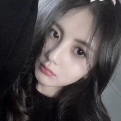 9张高清真人歪头女生自拍头像 时尚感拉满