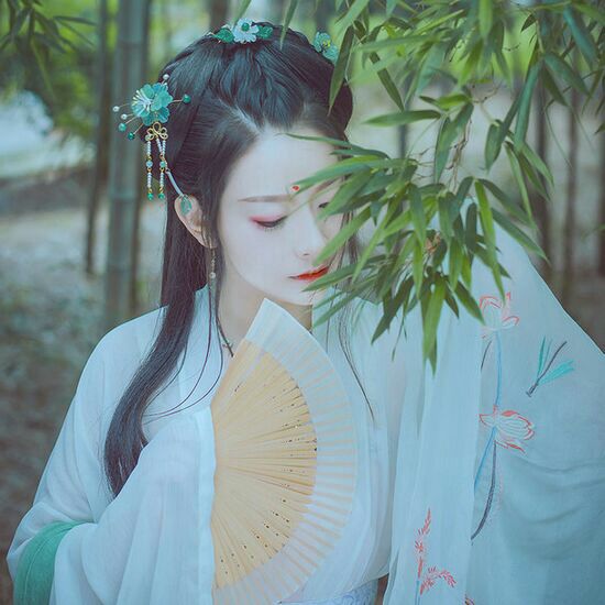 女生简约气质款微信头像合集 共71张
