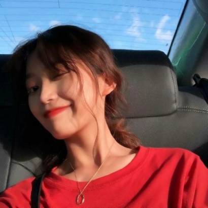 12张高清红色衣服女生头像 时尚氛围感拉满