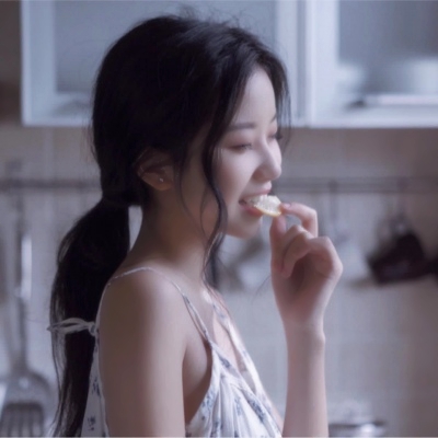 27张治愈感拉满！阳光大笑的女生高清头像合集