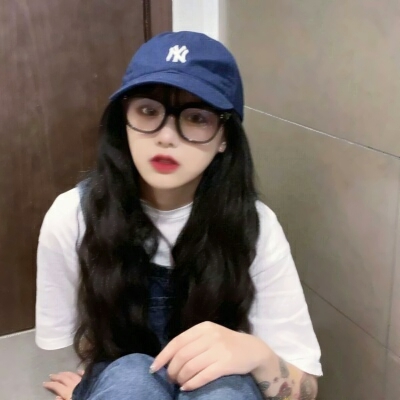 15张高清真人眼镜女生头像 个性氛围感拉满