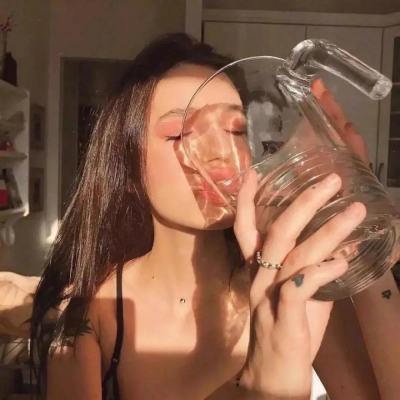 15张欧美风酷飒女生真人网图头像