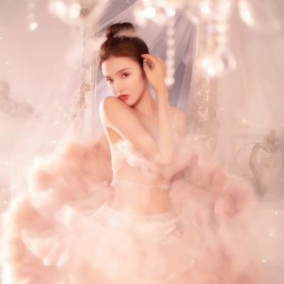 带女人味的性感女生头像！9张高清真人写真图分享